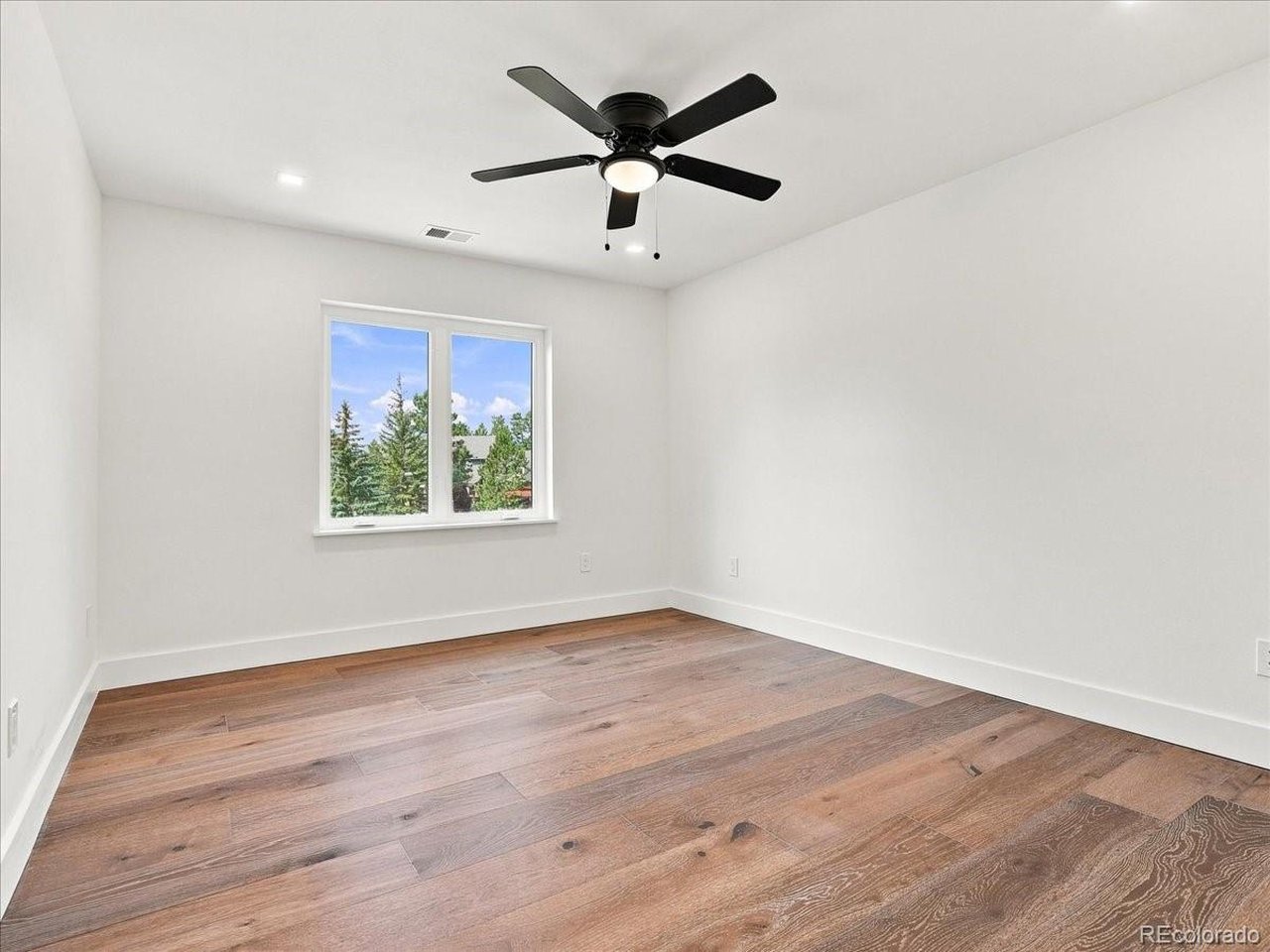10 Three Lakes Ct