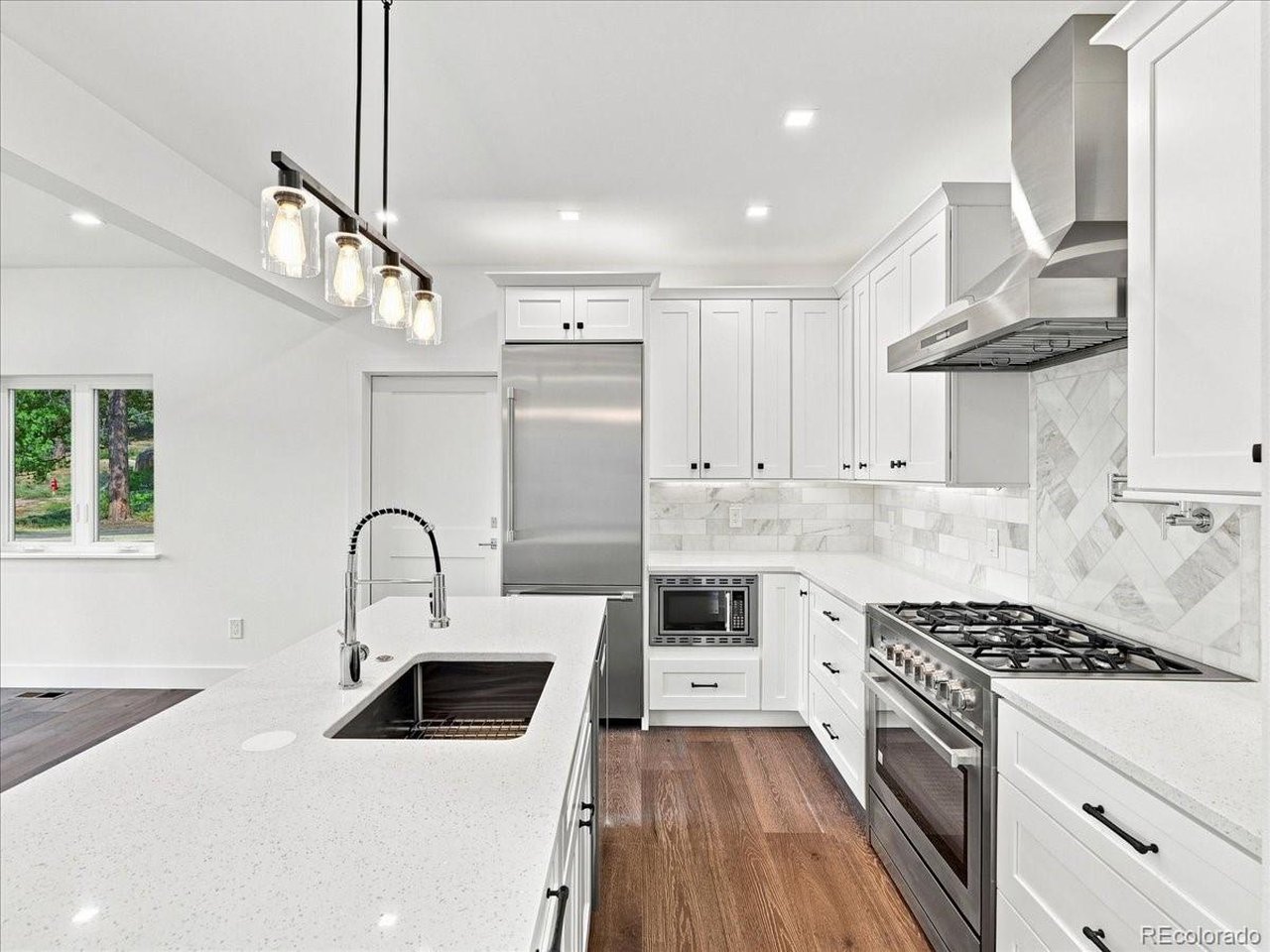 10 Three Lakes Ct