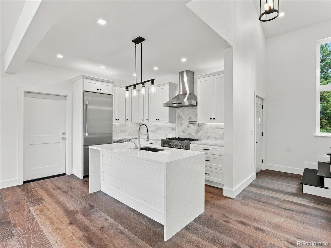 10 Three Lakes Ct