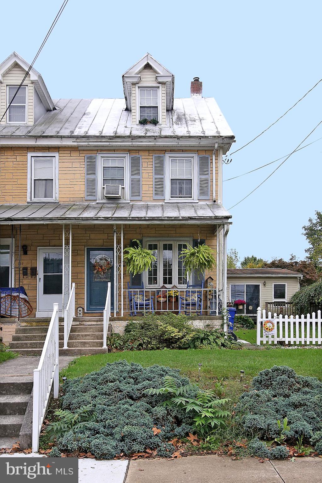 240 E High St