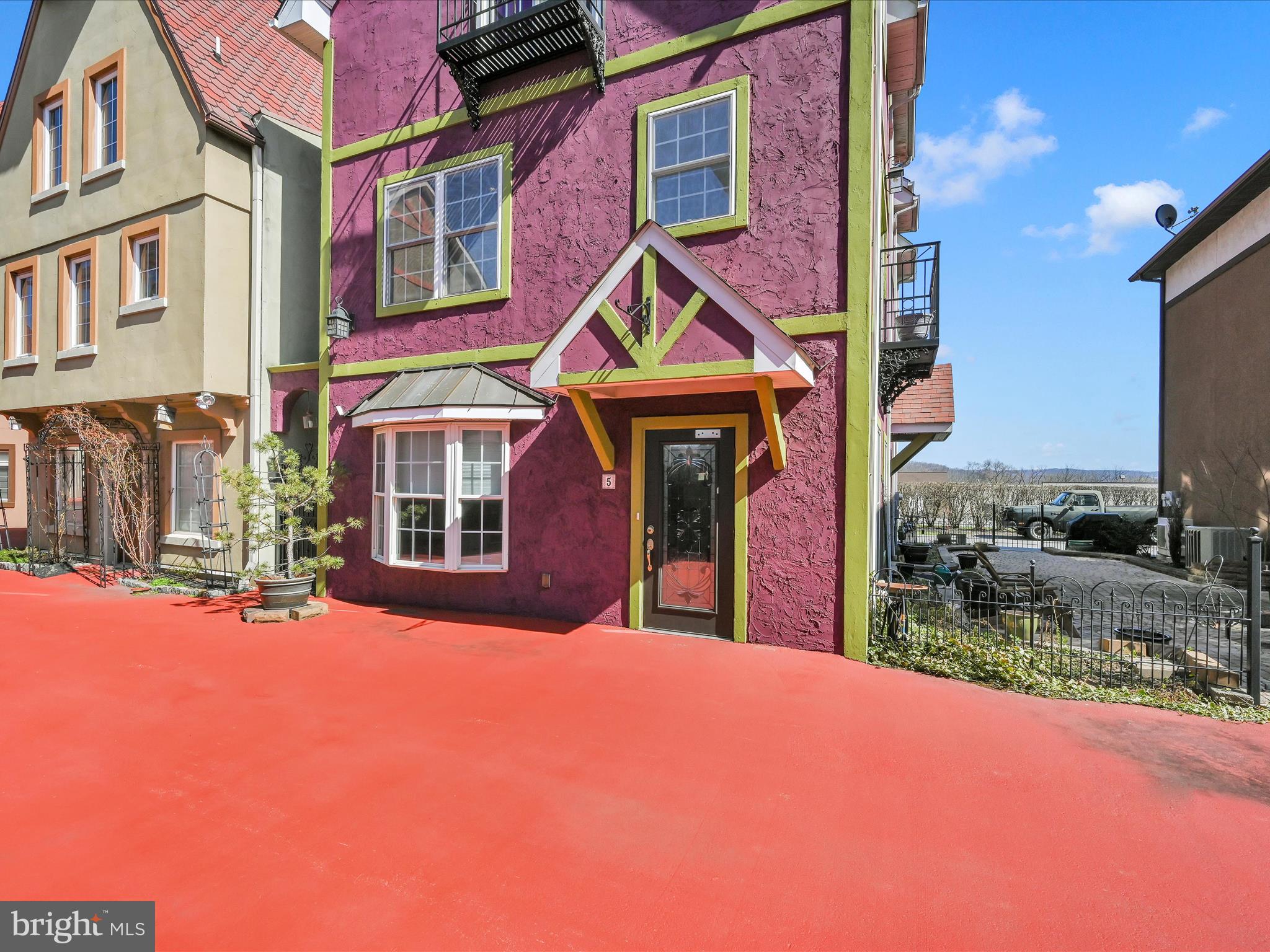 5 S Village Cir