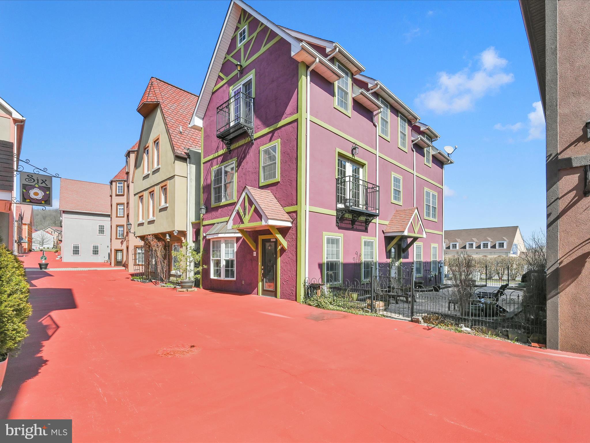 5 S Village Cir