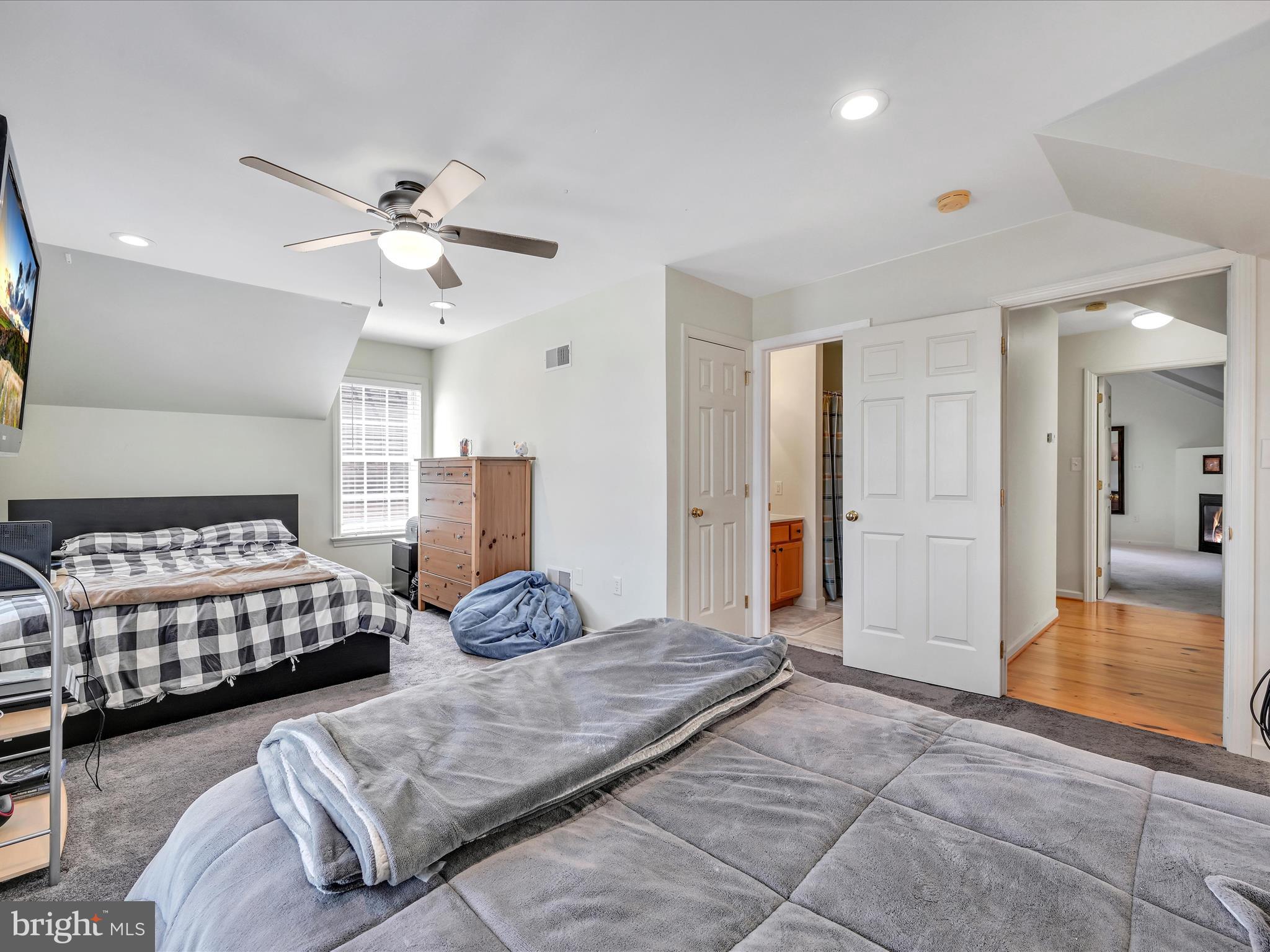 5 S Village Cir