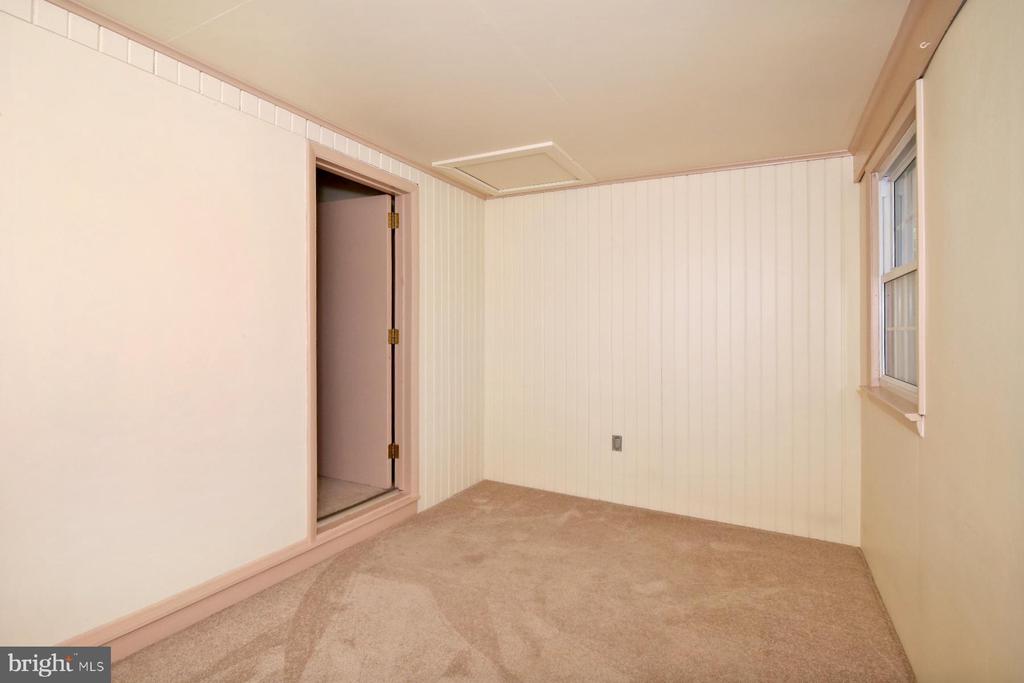 1174 W Main St