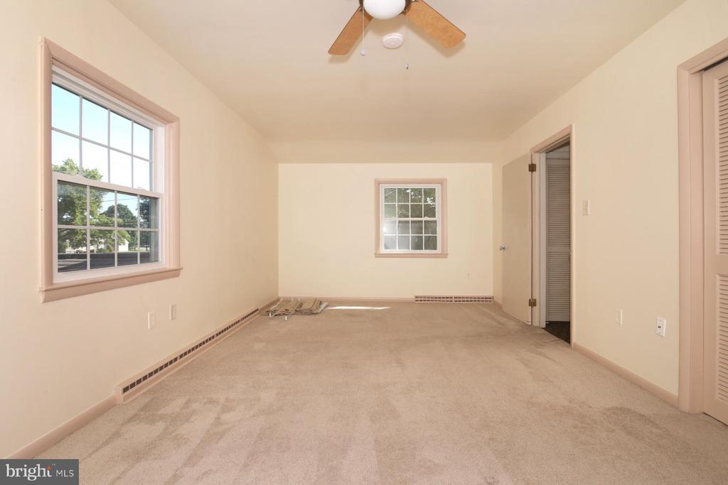 1174 W Main St