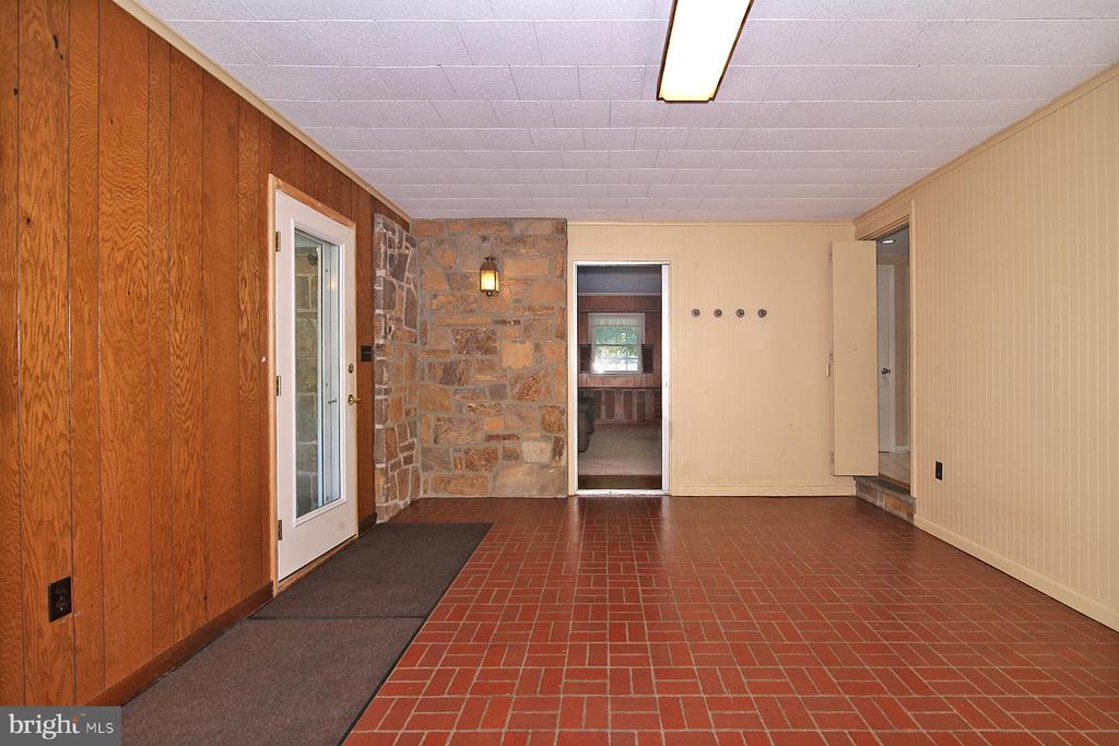 1174 W Main St