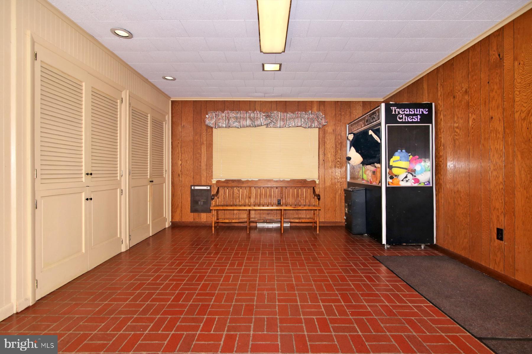 1174 W Main St