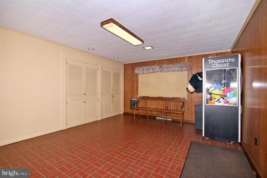 1174 W Main St