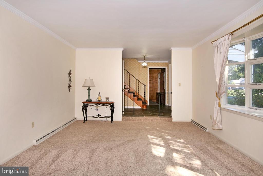 1174 W Main St