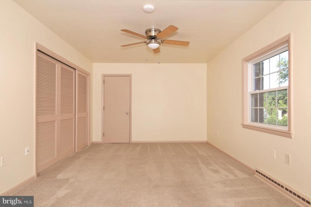 1174 W Main St