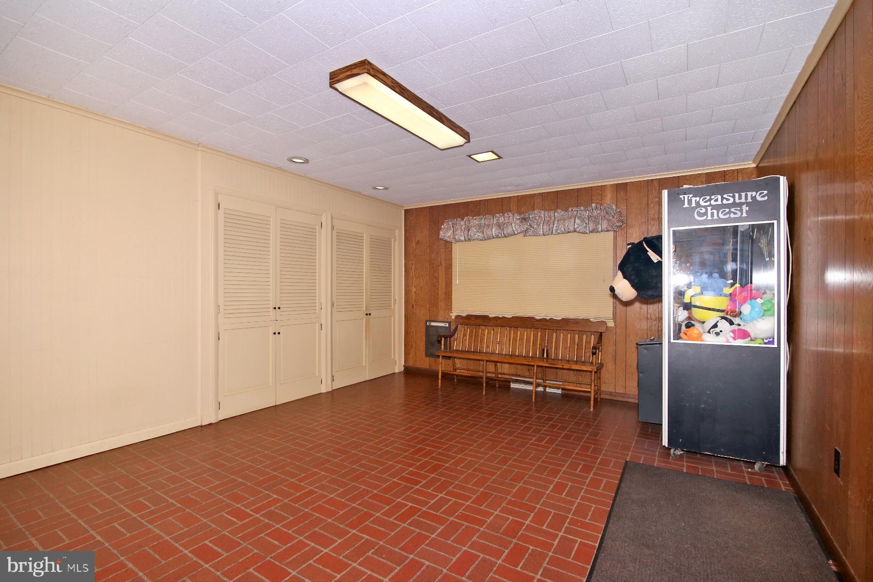 1174 W Main St