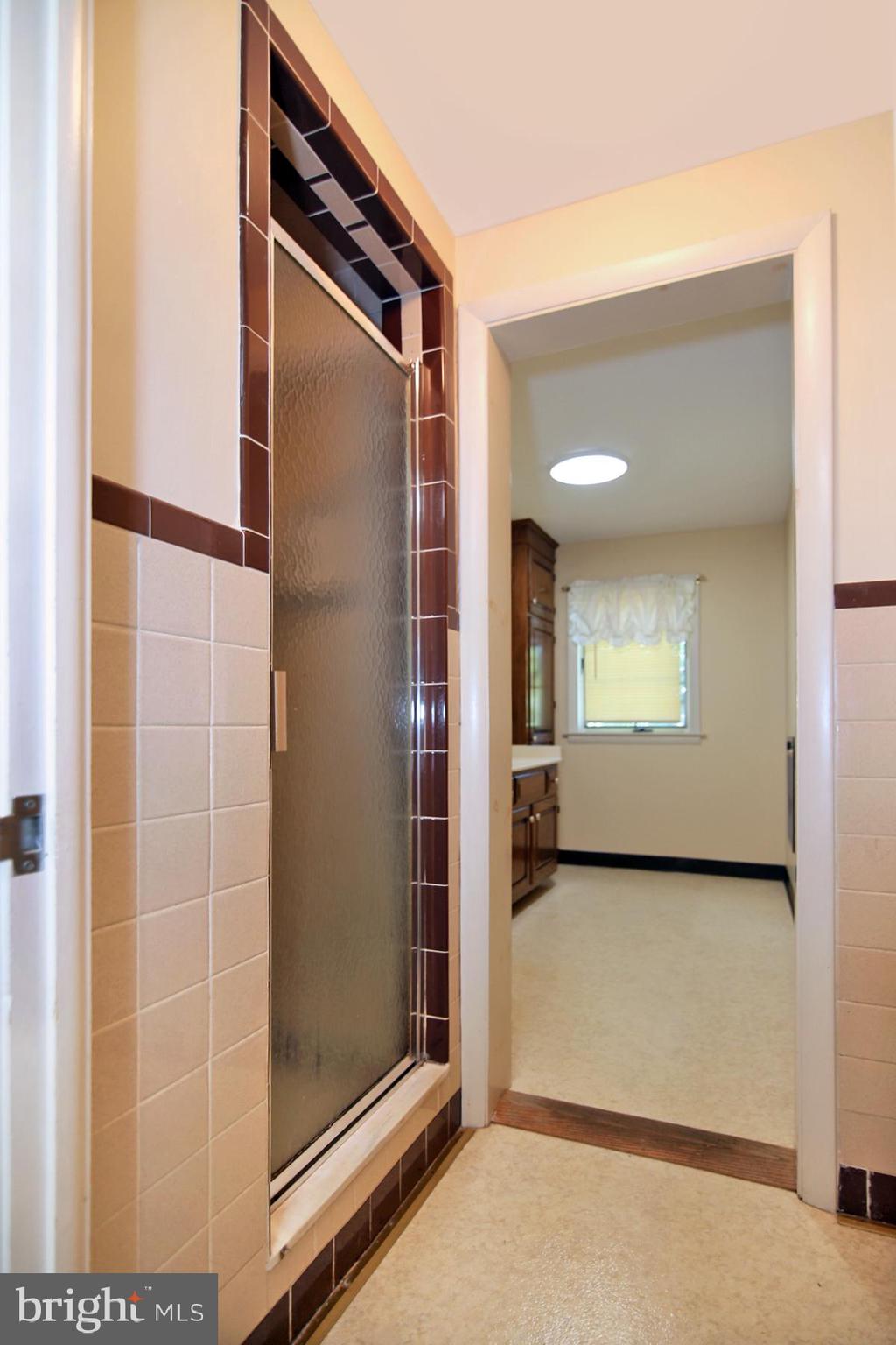 1174 W Main St