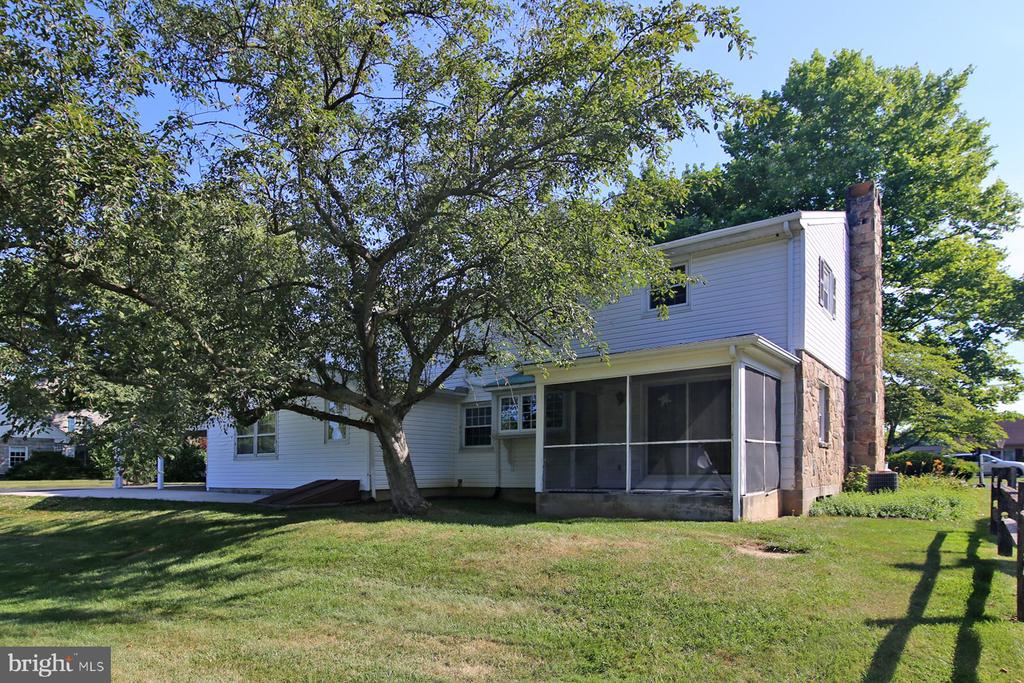 1174 W Main St