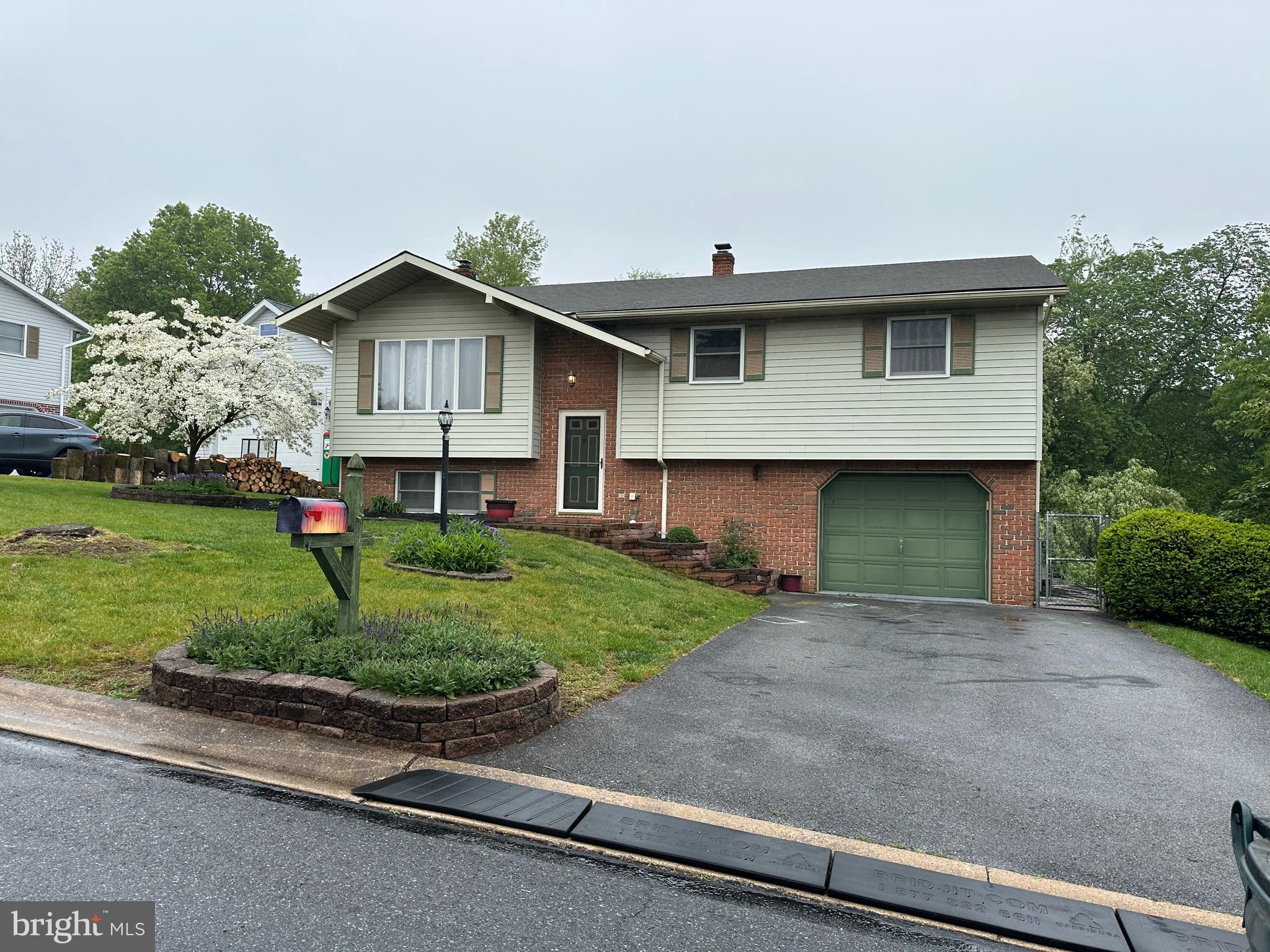 302 Sunset Ln