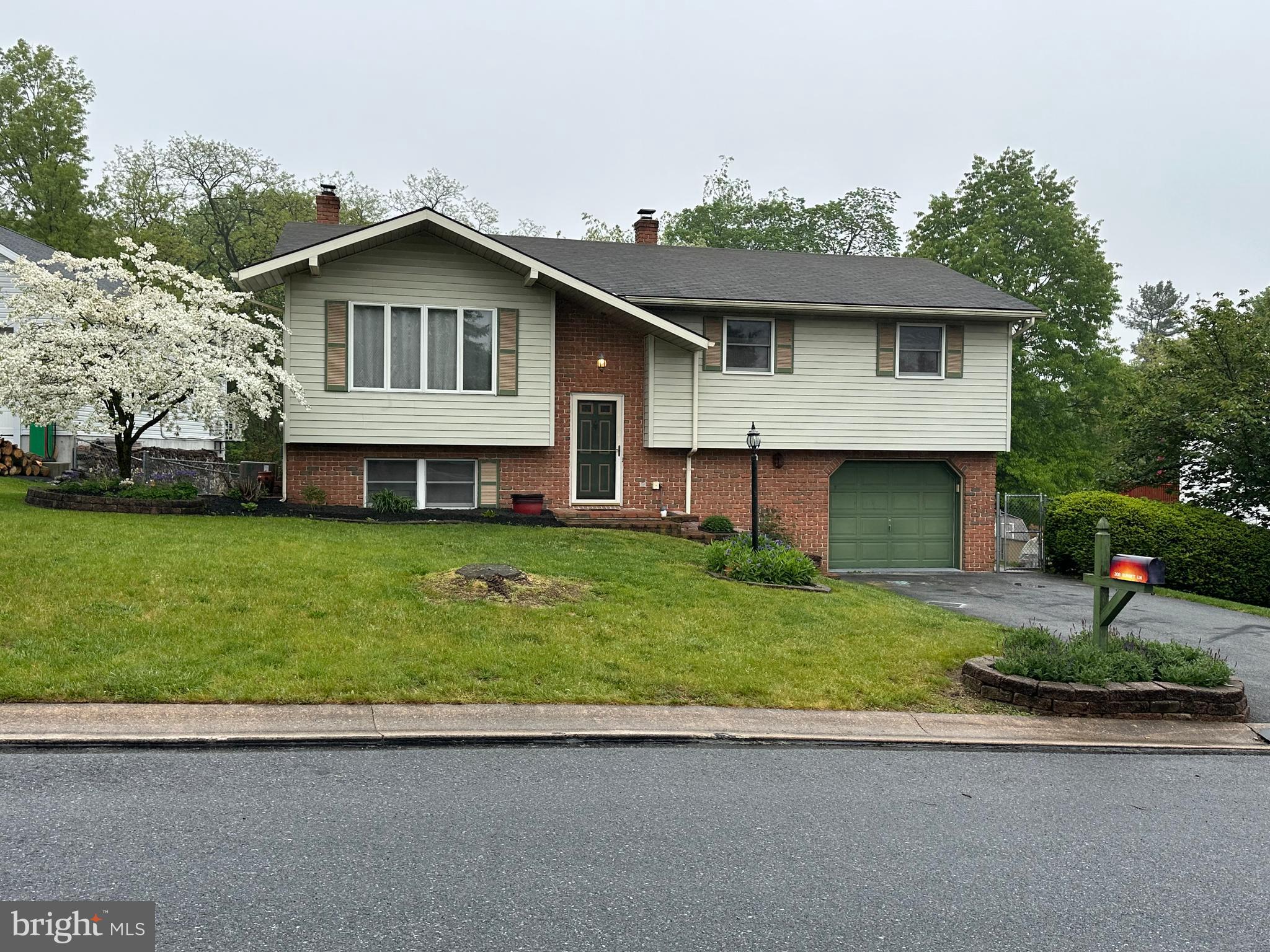 302 Sunset Ln