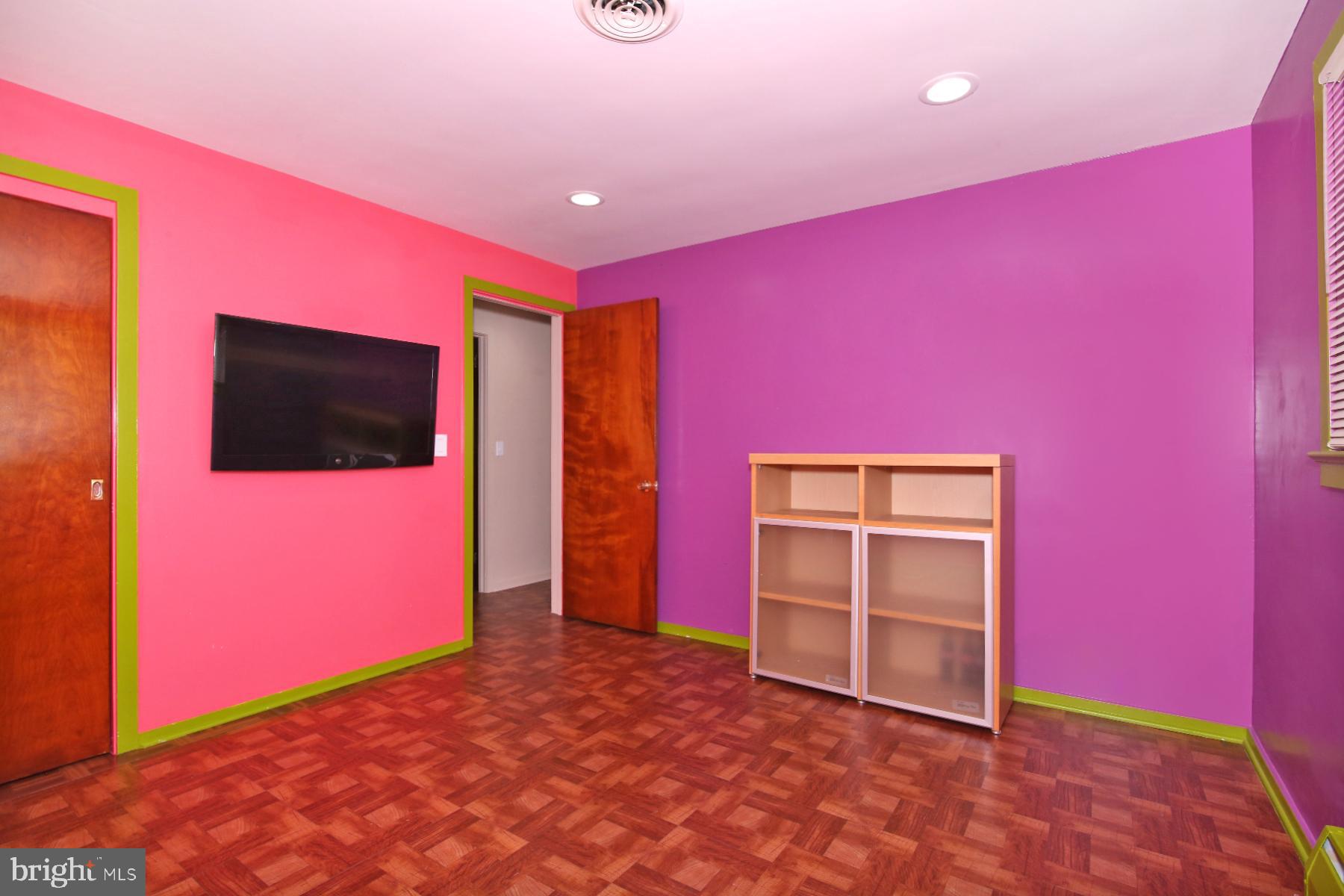 837 E Canal St