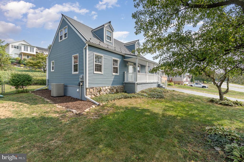 28 Middle Ave