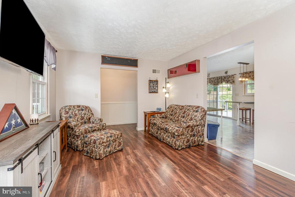 28 Middle Ave