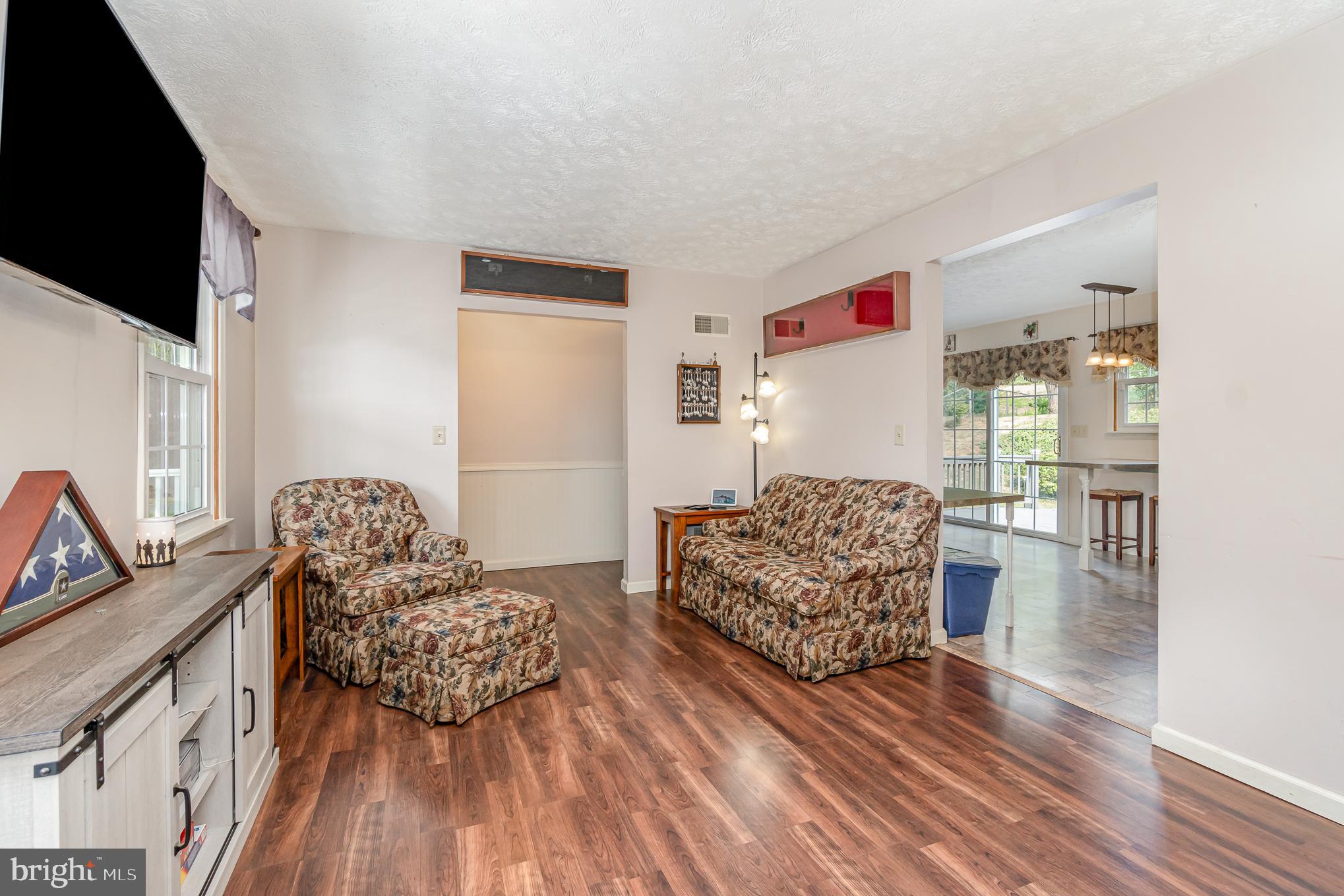 28 Middle Ave