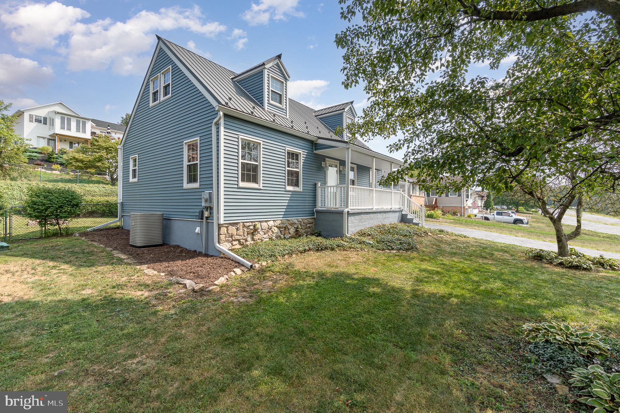28 Middle Ave