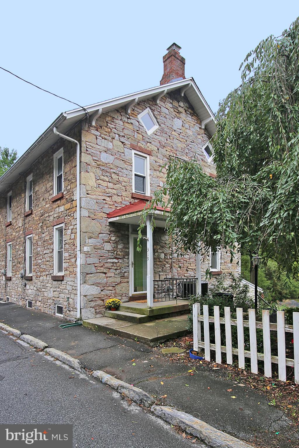 319 Boyd St