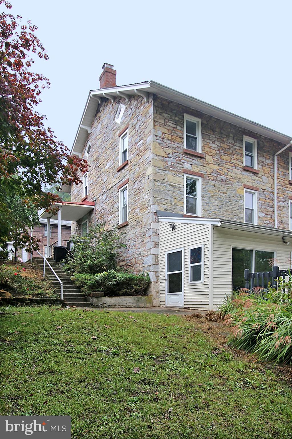 319 Boyd St