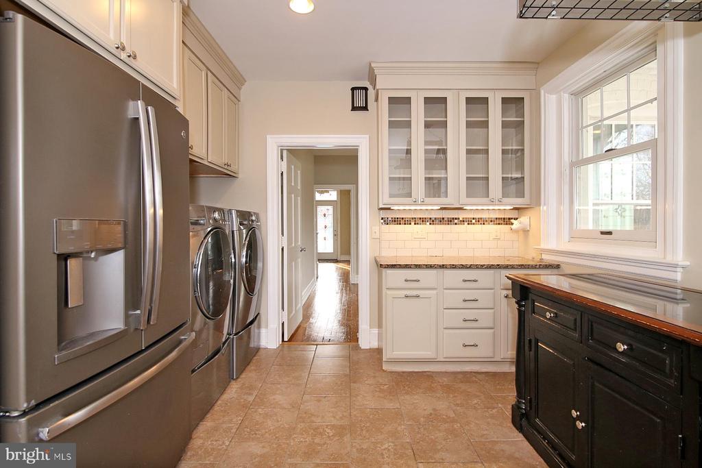 17 E High St