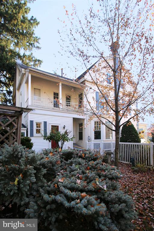 17 E High St