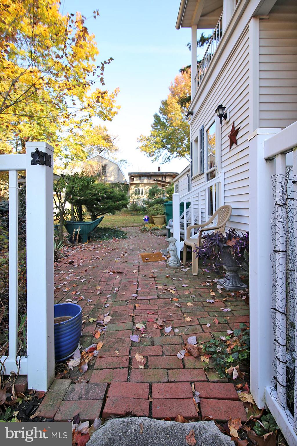 17 E High St