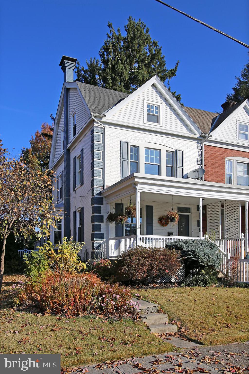 17 E High St