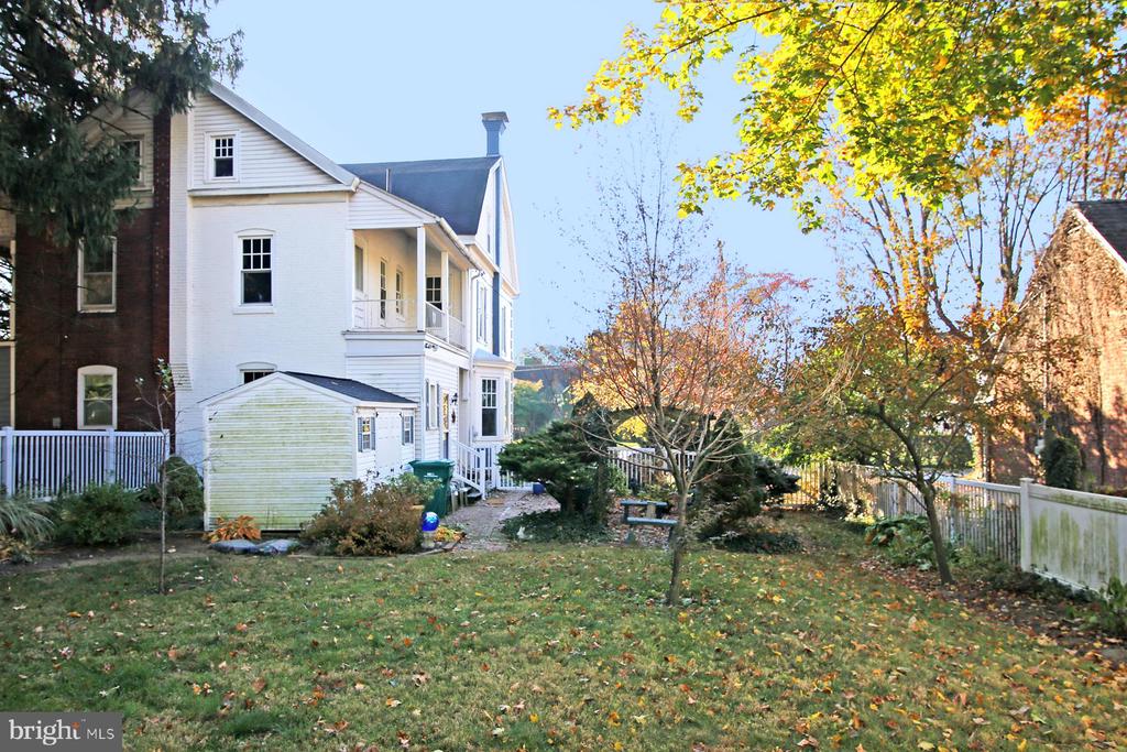17 E High St