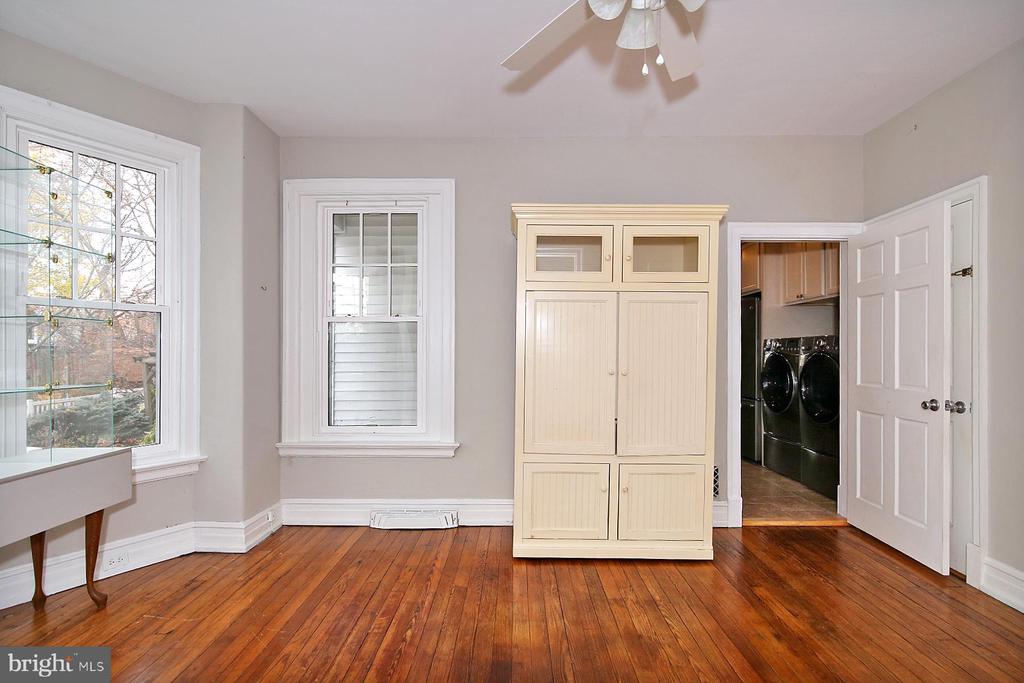 17 E High St