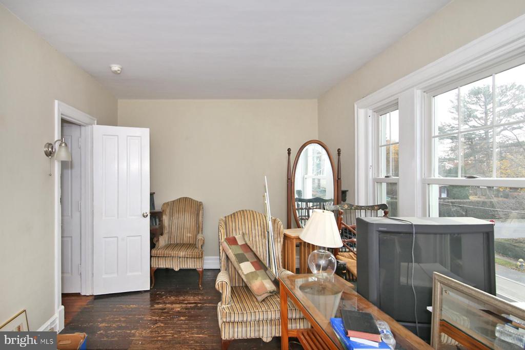 17 E High St
