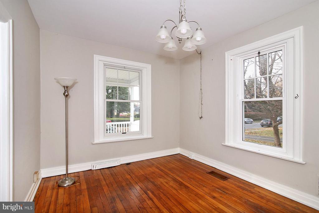 17 E High St