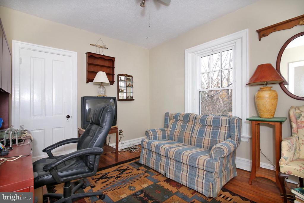 17 E High St