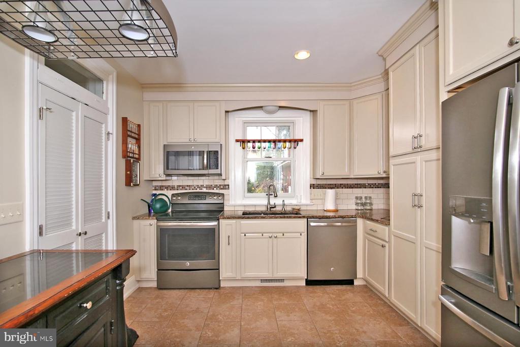 17 E High St