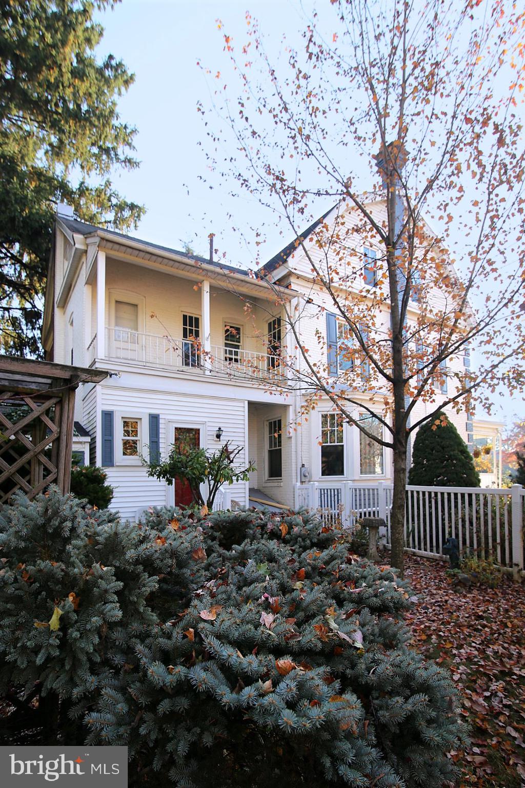 17 E High St