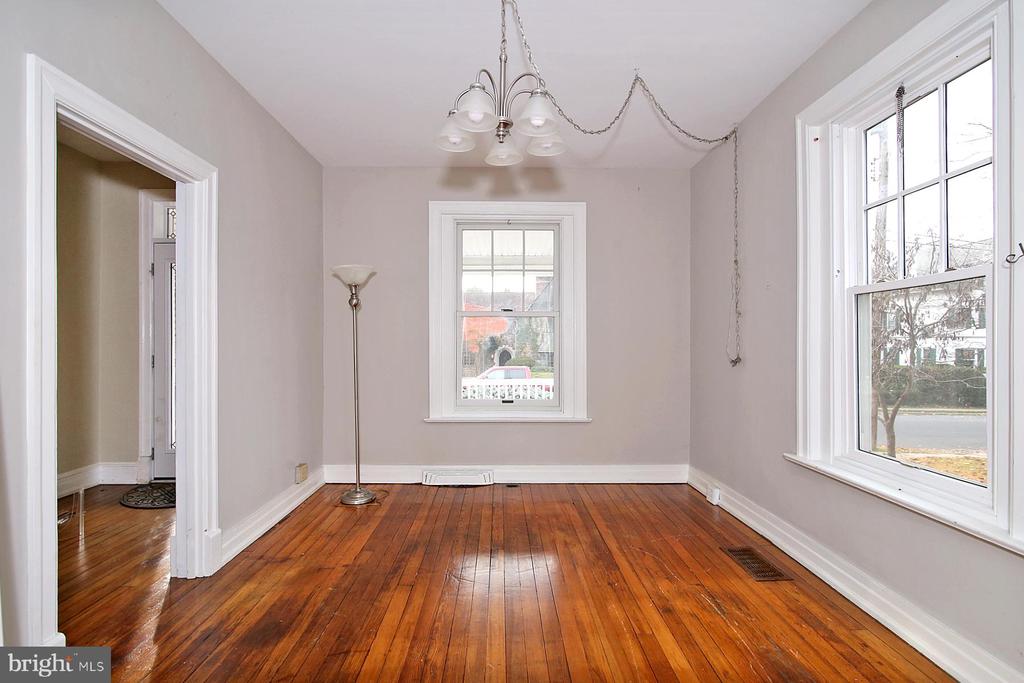 17 E High St