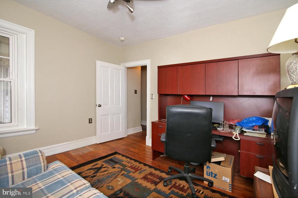 17 E High St