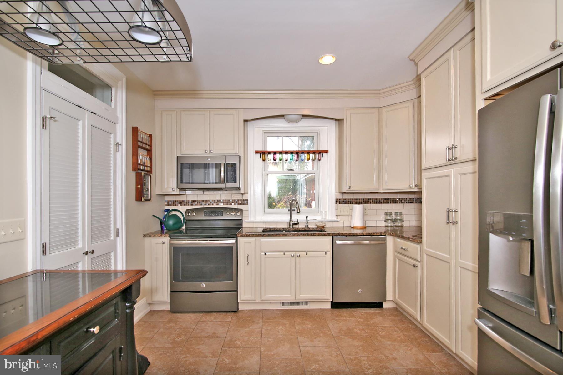 17 E High St
