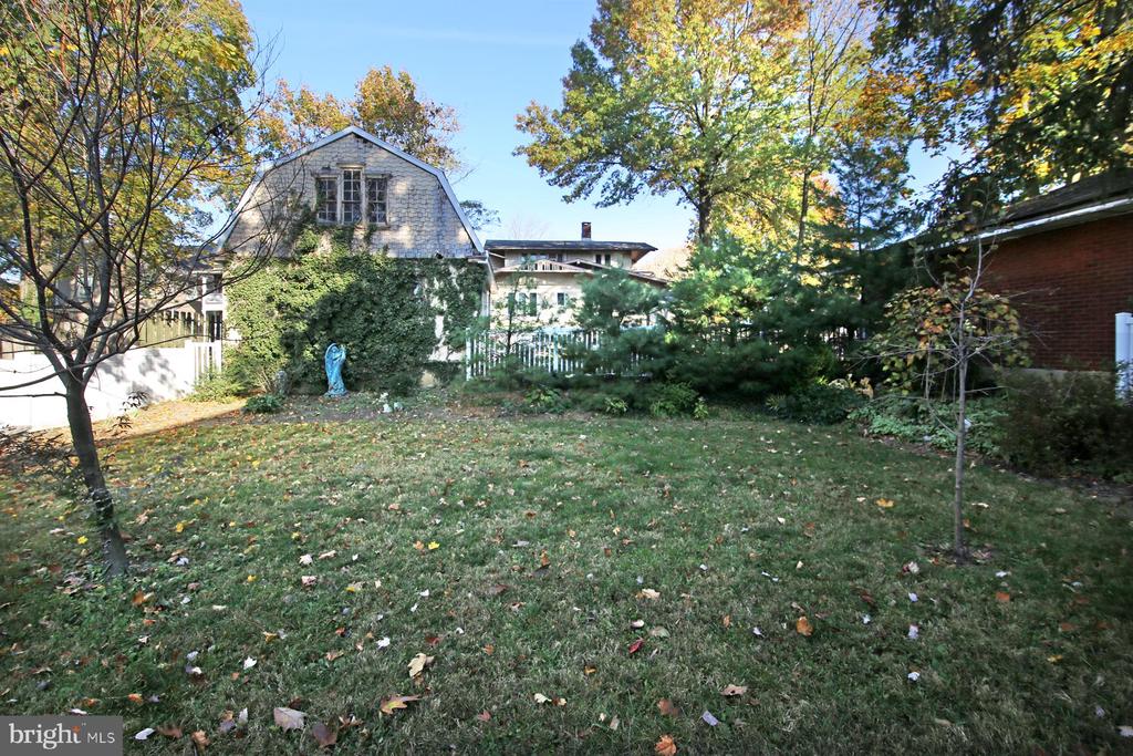 17 E High St