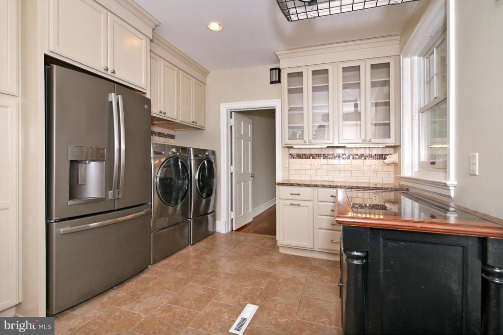 17 E High St