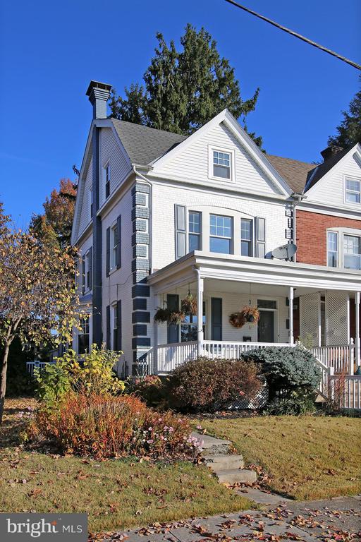 17 E High St