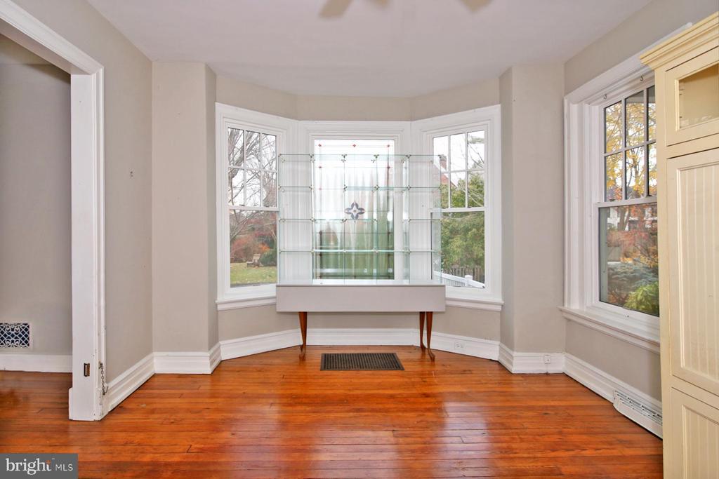 17 E High St
