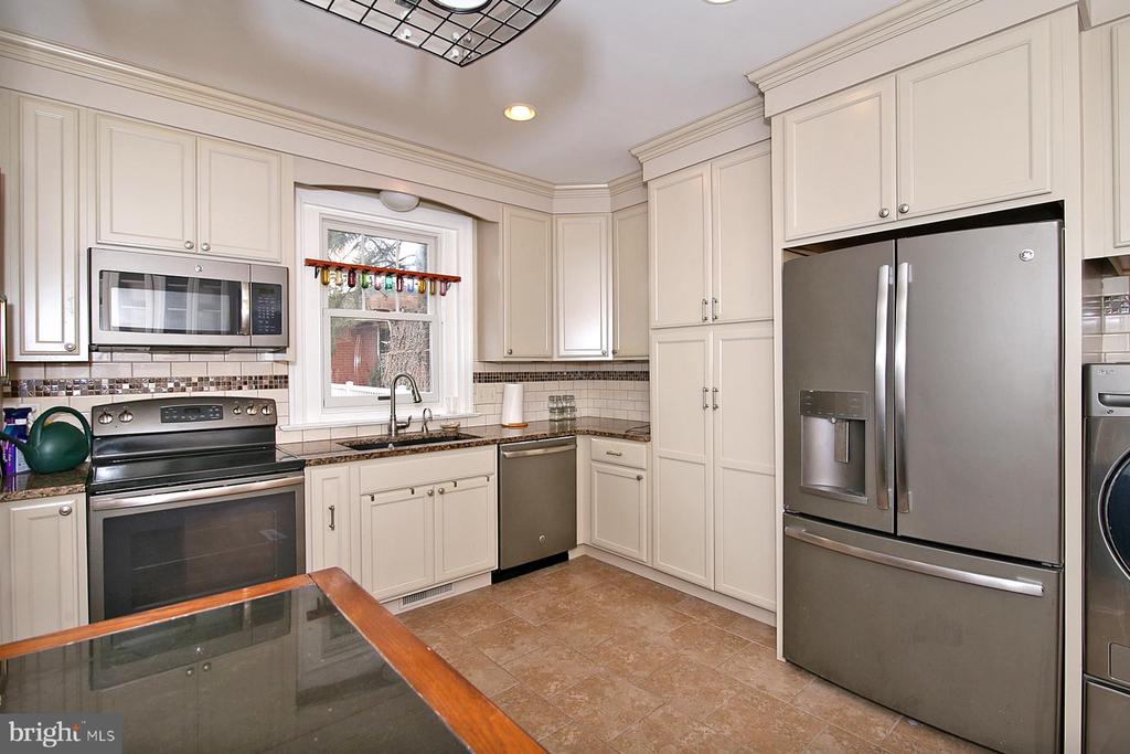 17 E High St