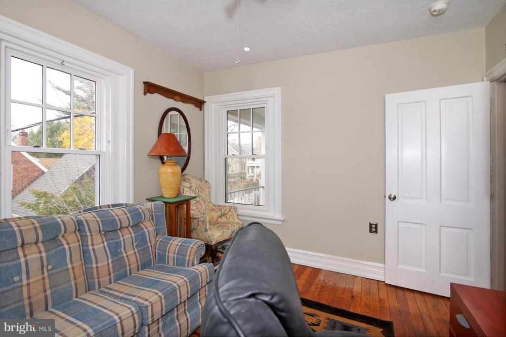 17 E High St