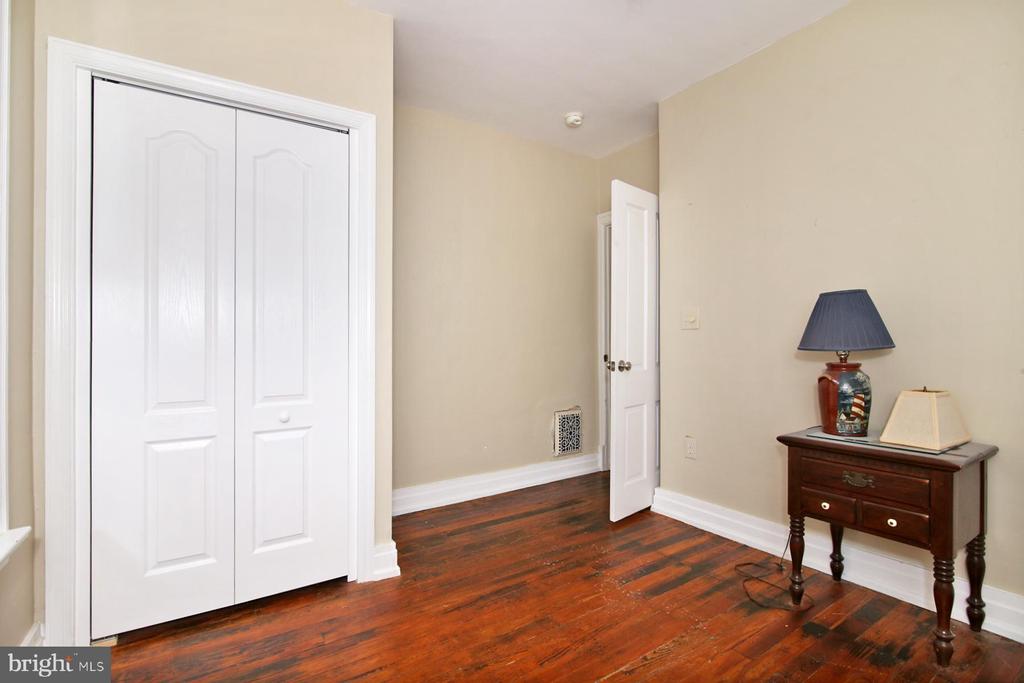 17 E High St