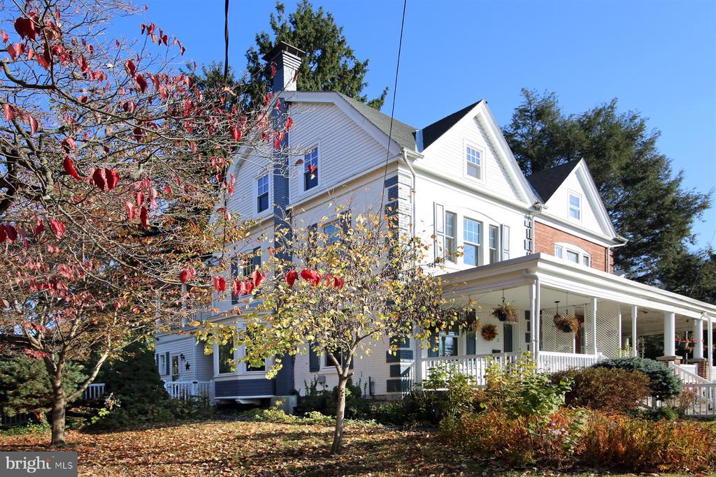 17 E High St
