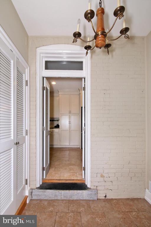 17 E High St