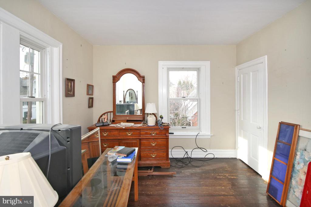 17 E High St